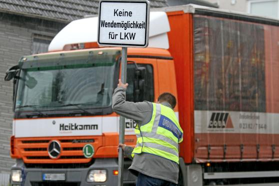 Daniel Luig vom Wickeder Ordnungsamt musste am heutigen Dienstag (25. Juli 2017) selbst Hand anlegen, um das Schilder-Chaos von "Straßen.NRW" wenigstens etwas in den Griff zu bekommen. FOTO: ANDREAS DUNKER