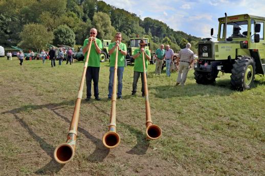 Alphornbläser auf dem großen Dorffest des Fördervereins Dorf Wiehagen im Jahre 2017 auf dem Fischhof Baumüller  ARCHIVFOTO: ANDREAS DUNKER