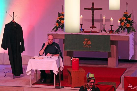 Sketch im Sitzen statt Predigt im Stehen: Pfarrer Christian Klein bei seinem Zwiegespräch mit dem virtuellen Assistenten "Alexa" (gesprochen von Presbyterin Eva Berneis) FOTO: ANDREAS DUNKER