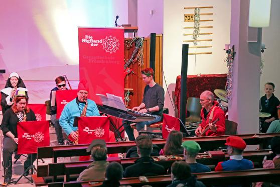 Die kostümierten Musiker der Big Band der Gesamtschule Fröndenberg in der evangelischen Christus-Kirche in Wickede FOTO: ANDREAS DUNKER
